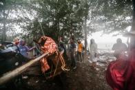 <p>Fischer in der thailändischen Provinz Nakhon Si Thammarat bereiten sich auf den anstehenden Tropensturm Pabuk vor und ziehen ein Boot aus dem Wasser. (Bild: Reuters/Krittapas Chaipimon) </p>