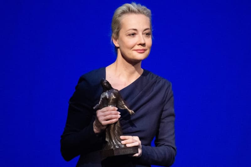 Yulia Navalnaya, widow of Russian opposition activist Alexei Navalny, receives the Dresden International Peace Prize at the Schauspielhaus Dresden. The prize, endowed with 10,000 euros, is awarded posthumously to the most prominent opponent of Russian President Vladimir Putin. Sebastian Kahnert/dpa