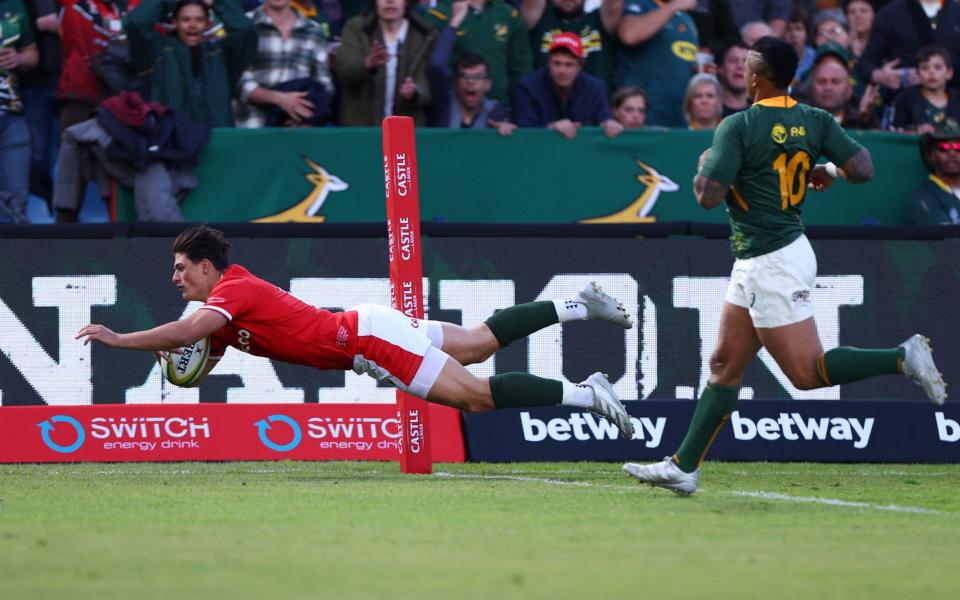 Louis Rees-Zammit dives over in the corner - REUTERS