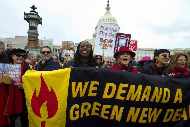 <p>Emmené par Jane Fonda, le collectif "Fire Drill Friday" a manifesté sur les marches du Capitole américain vendredi. Certains manifestants dont Joaquin Phoenix ont été arrêtés par les forces de l’ordre.</p>