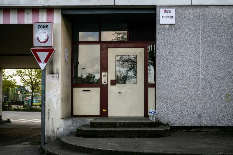 L'entrée du bâtiment où un adolescent de 15 ans a été poignardé, le 10 avril 2024 à Romans-sur-Isère, dans la Drôme (JEFF PACHOUD)