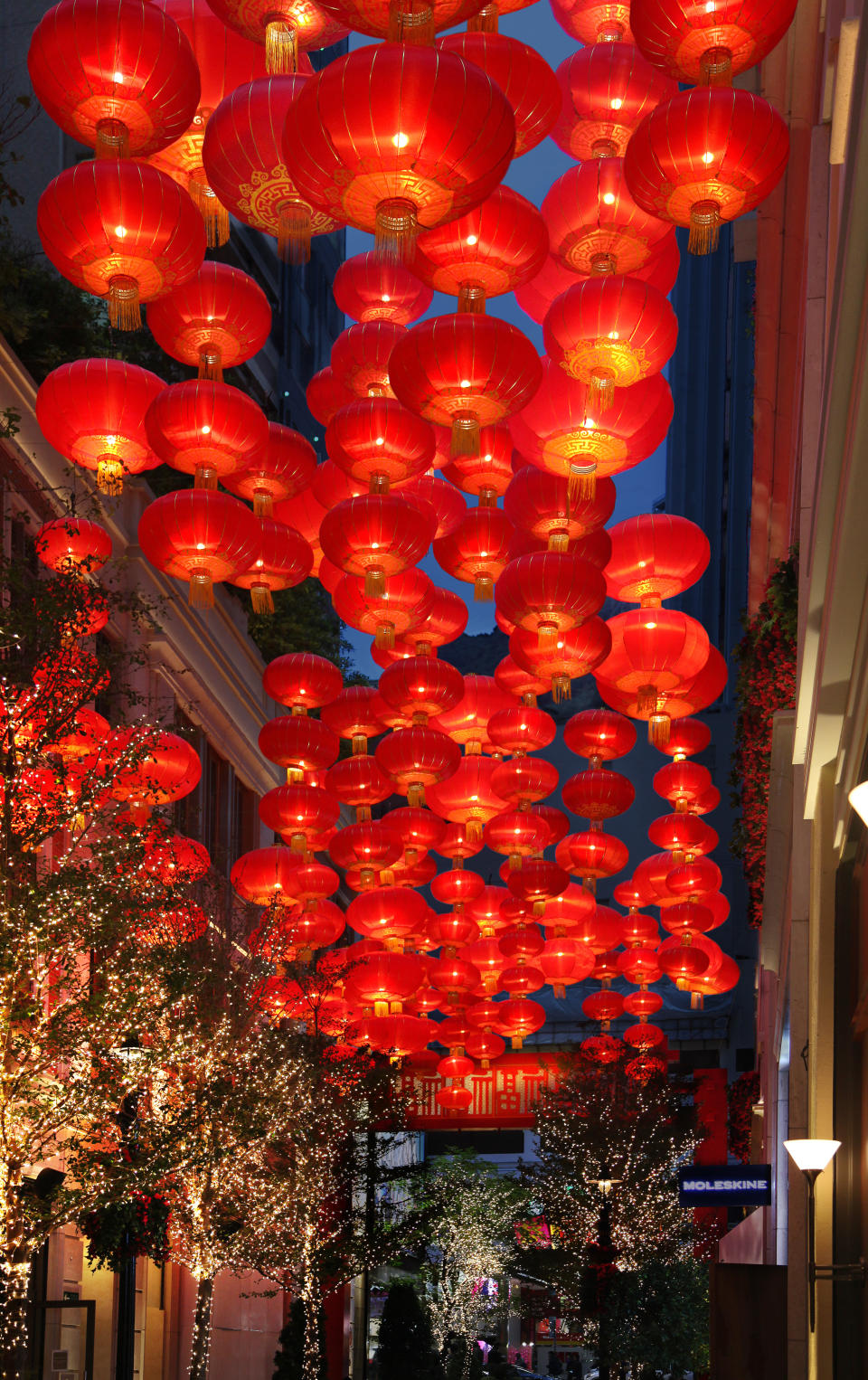 灣仔利東街於10月1日起舉行「團緣‧月滿利東」活動，於整條林蔭步行街掛起逾650個中國傳統大紅燈籠。