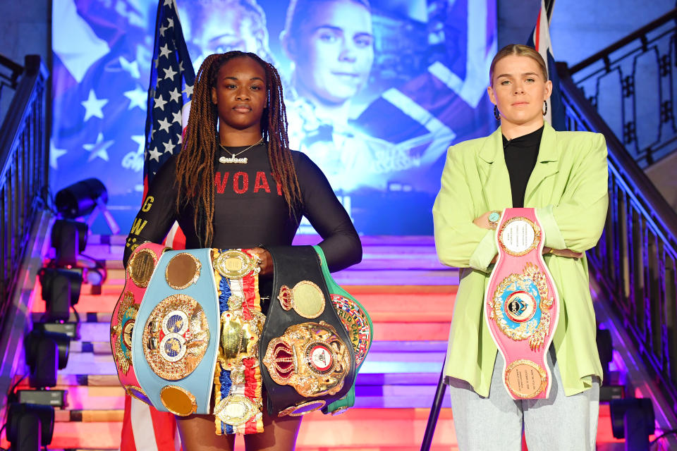 Claressa Shields, a la izquierda, y Savannah Marshall están juntas durante la conferencia de prensa previa a la pelea en The Banking Hall el 5 de julio de 2022 en Londres, Inglaterra.  (Foto de Tom Dulat/Getty Images)