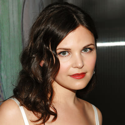 <p>Ginnifer gave a nod to Old Hollywood glam with sculpted curls and creamy red lips.</p>