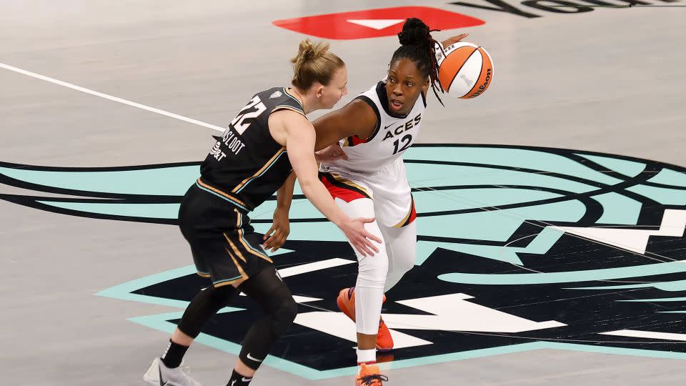 Courtney Vandersloot defends Gray during the 2023 WNBA Finals. - Bruce Bennett/Getty Images