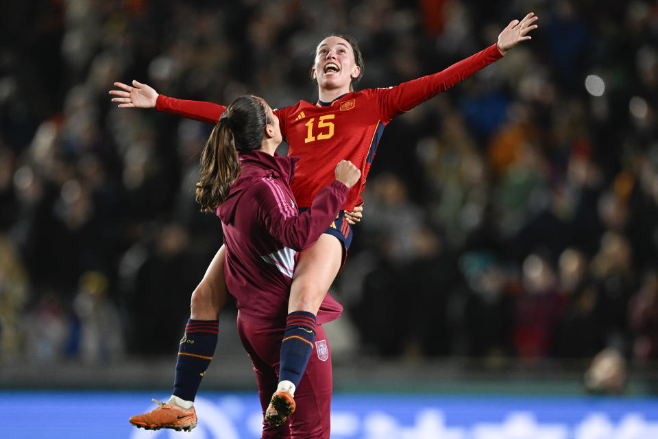 En foto del martes 15 de agosto del 2023, la española Eva Navarro celebra con sus compañeras tras ganar el encuentro de semifinales de la Copa Mundial femenina ante Suecia.(AP Foto/Andrew Cornaga)