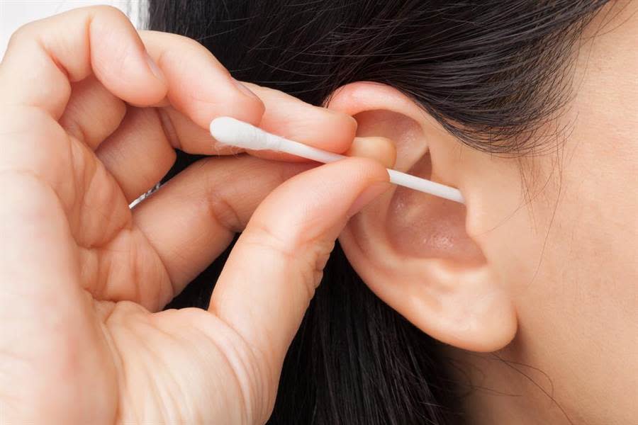 耳朵癢的時候，許多人都會用棉花棒掏耳，不過醫師提醒，千萬不要亂挖。(示意圖/達志影像)