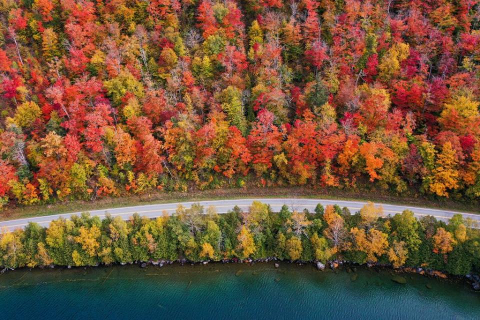 33) A leaf-peeping escape in the fall