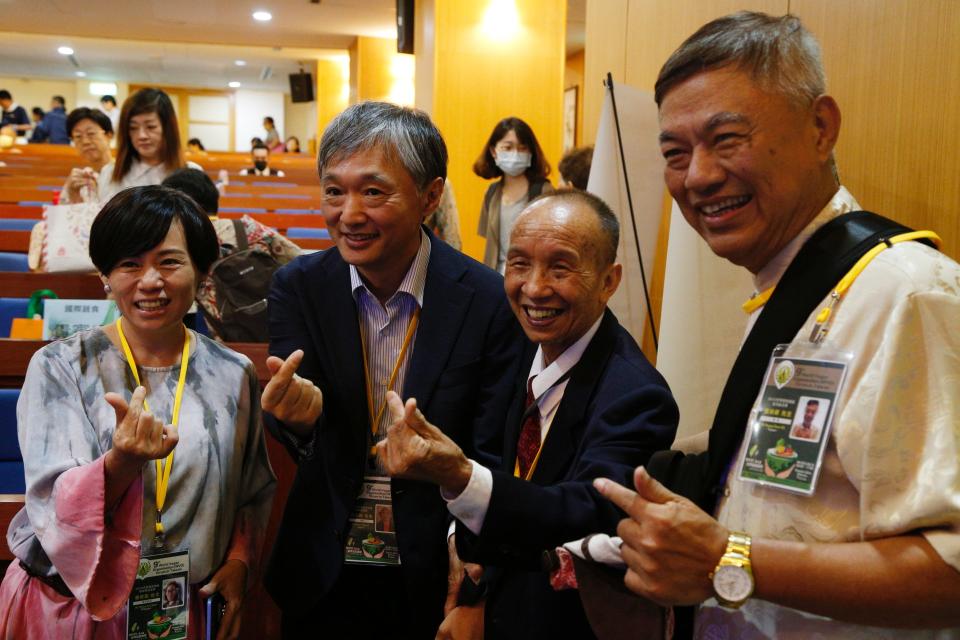 深耕素食多年的洪銀龍師傅(右2)、來自日本的講者井上岡(右3)