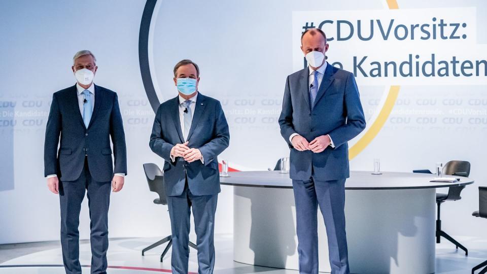 Die drei Kandidaten für den CDU-Parteivorsitz (v.l.), Norbert Röttgen, Armin Laschet und Friedrich Merz stehen vor Beginn einer Diskussionsrunde im Konrad-Adenauer-Haus.