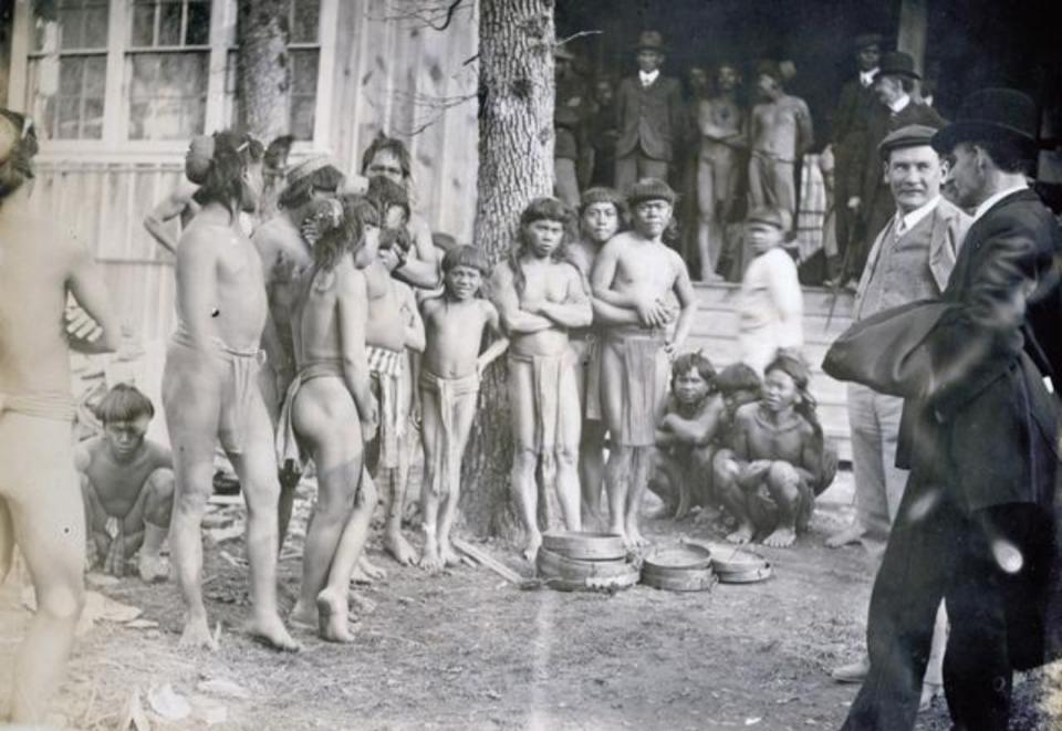 ▲ 1904 年的世界博覽會上，來自菲律賓的少數民族被當作「奇觀」展示，供文明的歐美人士參觀欣賞。（圖／翻攝自網路）