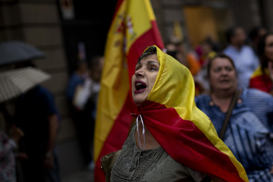 <p>Anti-independence demonstrators march waving Spanish flags against the referendum downtown Barcelona Saturday, Sept. 30 2017. (Photo: Emilio Morenatti/AP) </p>