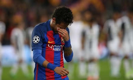 Foto del miércoles del delantero del Barcelona Neymar tras la eliminación ante la Juventus en Liga de Campeones. 19/4/17 La Juventus de Italia aguantó el miércoles en su visita al Barcelona, impidiendo otra remontada del equipo catalán, para meterse en las semifinales de la Liga de Campeones del fútbol europeo, instancia a la que también accedió el Mónaco. Reuters / Albert Gea