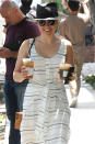 <p>Nothing shady about the actress’s smile, even with the sun hat, as she had her hands full. (Photo: AKM-GSI) </p>