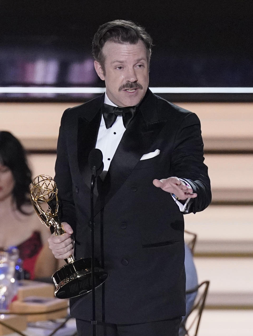 Jason Sudeikis recibe el Emmy a mejor actor en una serie de comedia por "Ted Lasso" en la 74a entrega de los Premios Emmy el lunes 12 de septiembre de 2022 en el Teatro Microsoft en Los Angeles. (Foto AP/Mark Terrill)