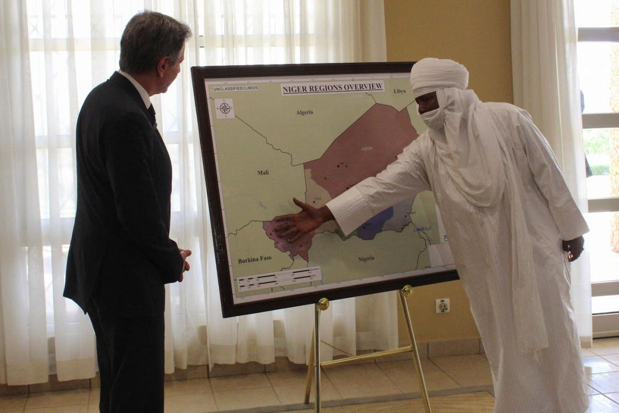 A Nigerien official explains to U.S. Secretary of State Antony Blinken the jihadist crisis facing Niger and the surrounding region in March 2023. <a href="https://www.gettyimages.com/detail/news-photo/nigerien-official-explains-to-us-secretary-of-state-antony-news-photo/1248381174?adppopup=true" rel="nofollow noopener" target="_blank" data-ylk="slk:Boureima Hama/Pool/AFP via Getty Images;elm:context_link;itc:0;sec:content-canvas" class="link ">Boureima Hama/Pool/AFP via Getty Images </a>