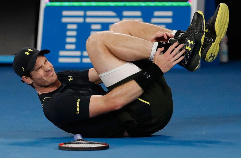 <p>Tennisprofi Andy Murray hält bei seinem Match gegen den Russen Andrey Rublev bei den Australian Open in Melbourne nach einem Sturz sein Bein fest. (Bild: Dita Alangkara/AP) </p>