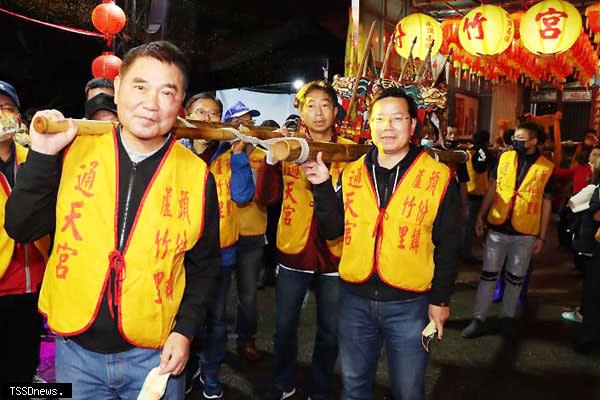 蘆竹湳好采頭藝術祭「團圓」縣長鍾東錦（左一）點亮蘿蔔燈祈福繞境。（記者江乾松攝）