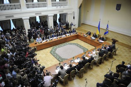 Ukrainian President Petro Poroshenko (C, at the head of the table) attends a government meeting in Kiev, September 10, 2014. REUTERS/Andrew Kravchenko/Pool