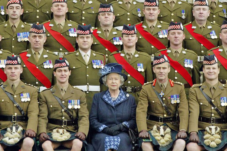 La reina Isabel II de Gran Bretaña posa para una foto con miembros del 1er Batallón de Argyll and Sutherland Highlanders en Howe Barracks en Canterbury, Inglaterra, el 9 de noviembre de 2004