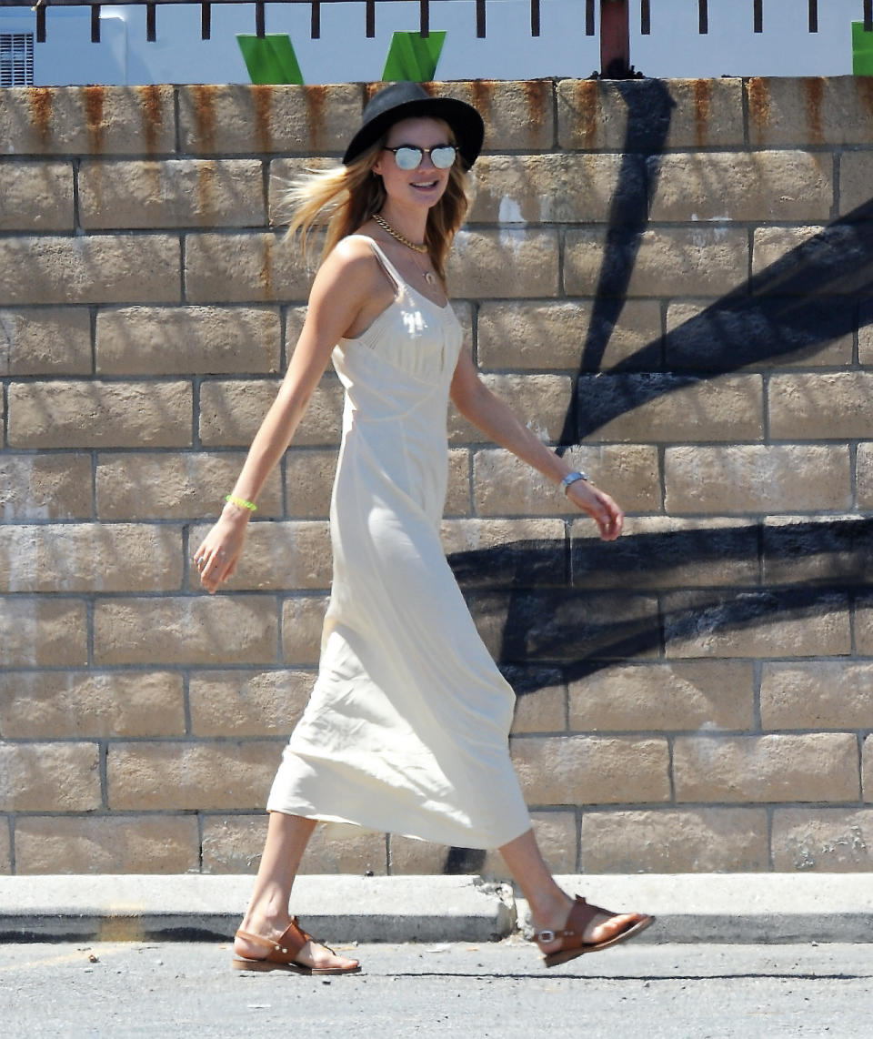 Wenn Behati Prinsloo der Sinn mal nicht nach einem rockigen Look steht, mag sie es gerne luftig und mit einer Prise Vintage-Flair versehen. Perfekt: Maxidress, Sandalen, Statement-Kette und Boho-Hut. Mit auffälligen Accessoires verwandelt sie Basic-Pieces in Outfits mit persönlicher Note. Foto: Cousart/JFXimages/WENN.com