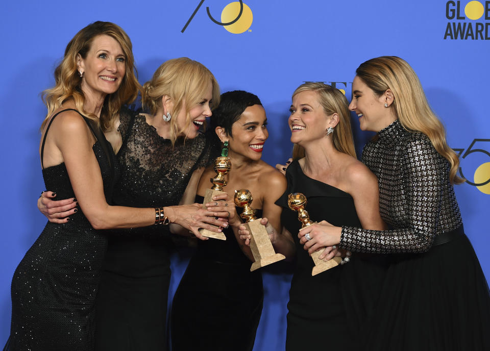 Laura Dern, Nicole Kidman, Zoe Kravitz, Reese Witherspoon und Shailene Woodley posieren mit ihren Preisen (Photo by Jordan Strauss/Invision/AP)