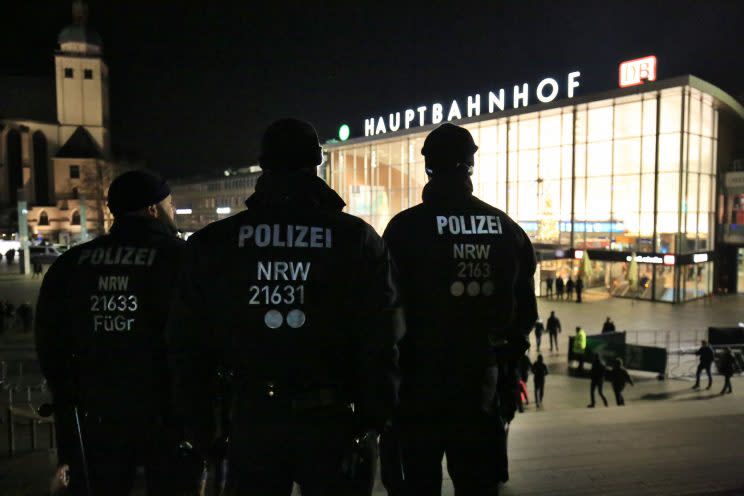 Polizisten im Einsatz in der Silvesternacht in Köln (Bild: dpa)