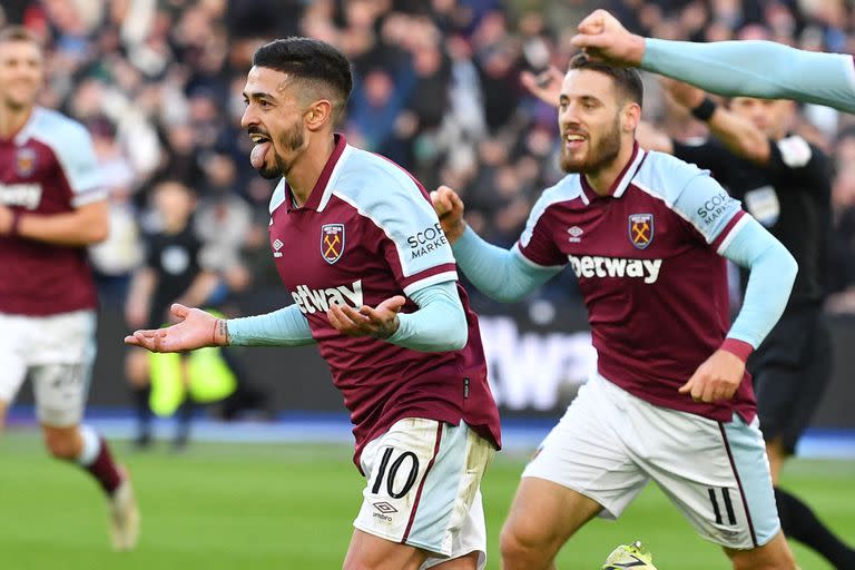 El centrocampista argentino del West Ham United, Manuel Lanzini (C), celebra tras anotar el gol de apertura del partido de fútbol de la tercera ronda de la Copa FA inglesa entre el West Ham United y el Leeds United en el London Stadium en el este de Londres el 9 de enero de 2022 (Foto por JUSTIN TALLIS / AFP)