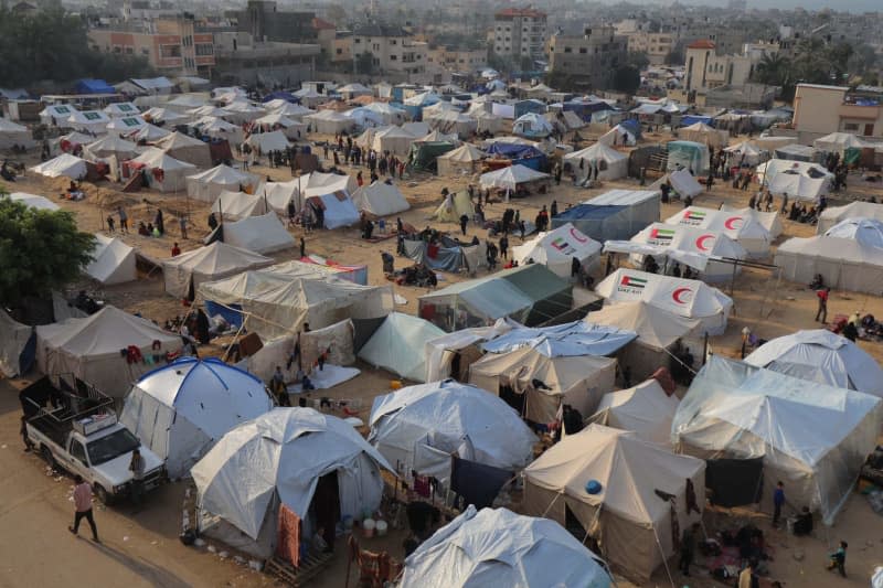 Palestinians displaced by the Israeli bombardment of the Gaza Strip set up tents in Deir al Balah. Omar Ashtawy/APA Images via ZUMA Press Wire/dpa