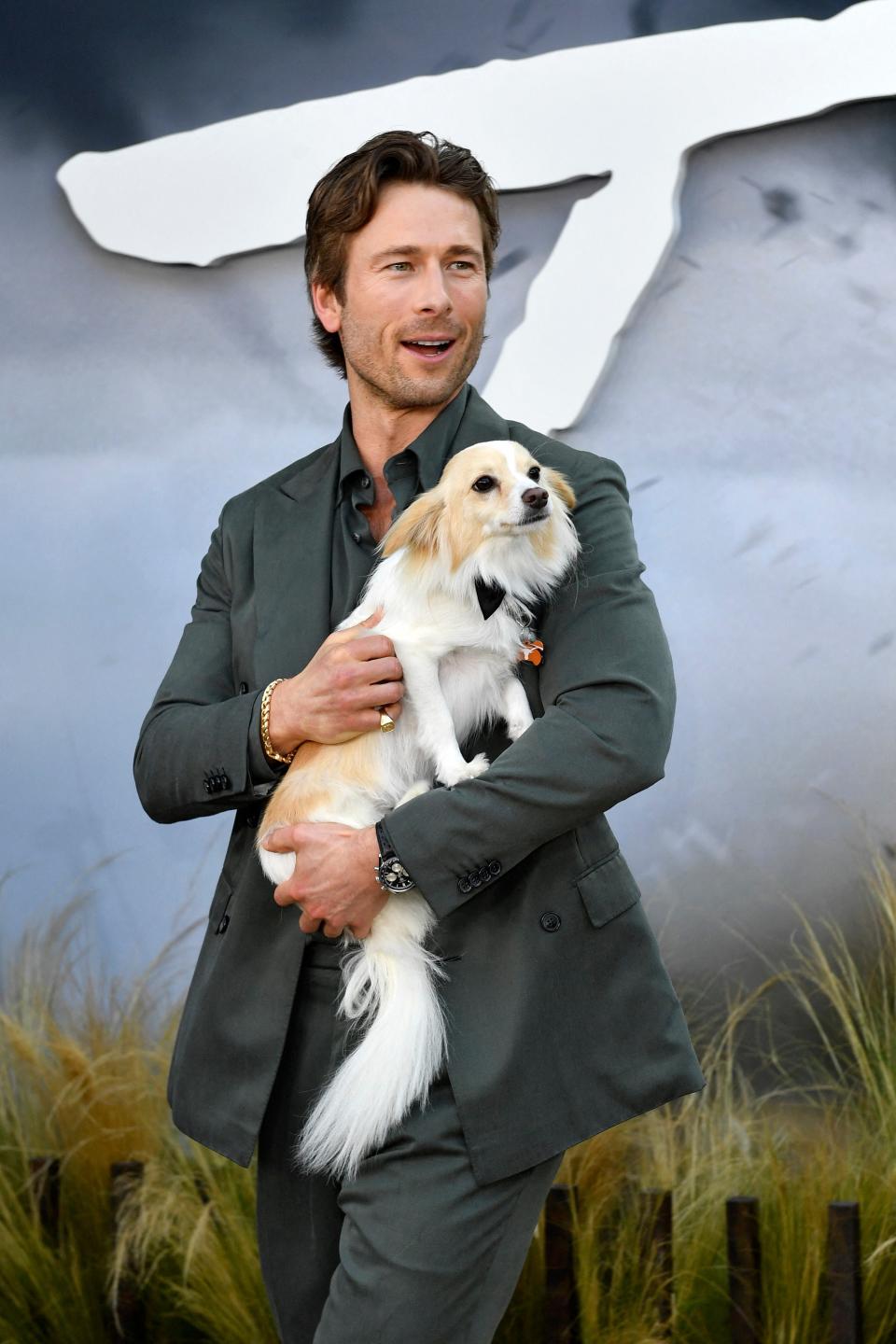 Glen Powell and Brisket at the Los Angeles premiere of Twisters on July 11, 2024.