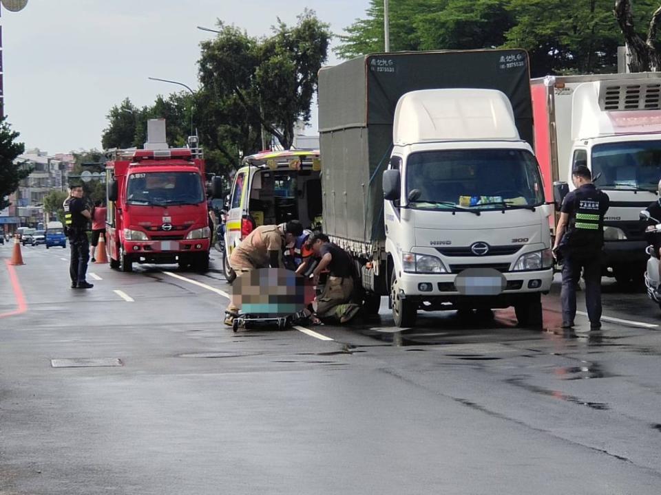 警消人員到場時，駕駛吳男已失去呼吸心跳，救護人員立即施以ＣＰＲ及ＡＥＤ急救。(讀者提供)