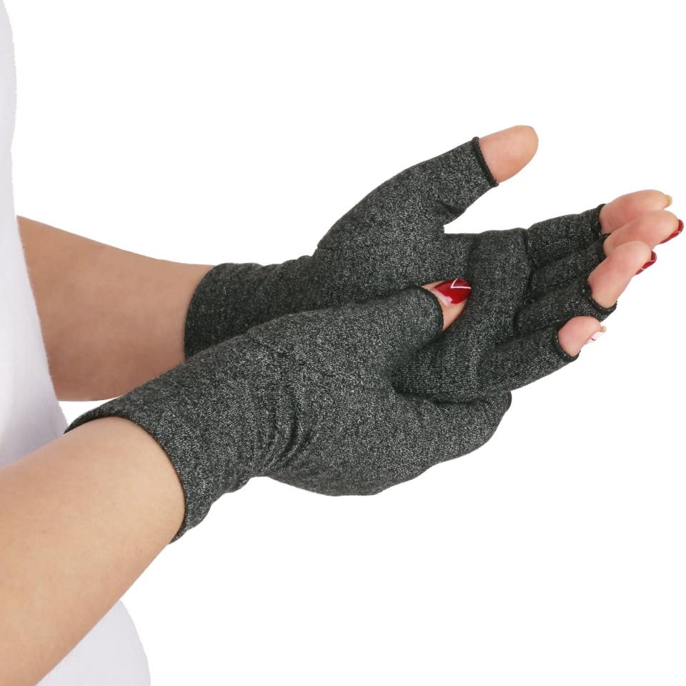 Disuppo Compression Gloves. Image via Amazon.