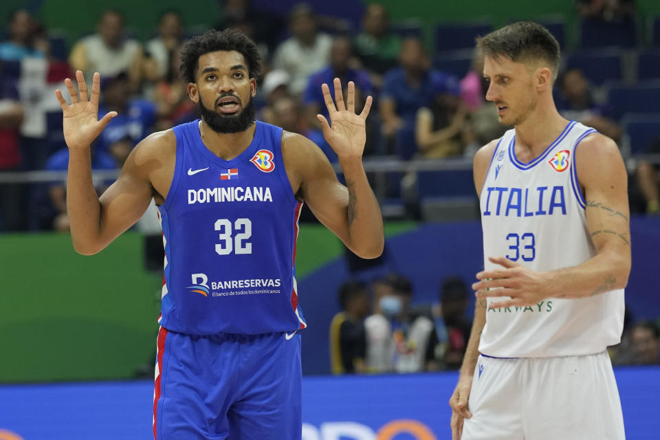 Karl-Anthony Towns (32) de la República Dominicana gesticula durante el partido contra Italia en la Copa Mundial de basquetbol, el domingo 27 de agosto de 2023, en Manila. (AP Foto/Aaron Favila)