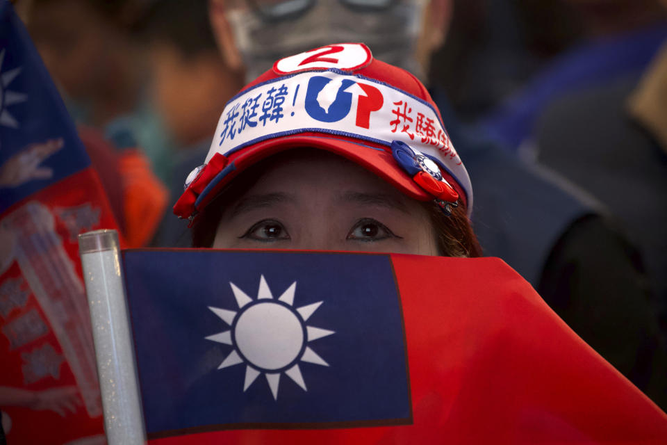 Una seguidora del candidato presidencial Han Kuo-yu del Partido Nacionalista de Taiwán, observa los resultados electorales en Kaohsiung, Taiwán, el sábado 11 de enero de 2020. (AP Foto/Ng Han Guan)