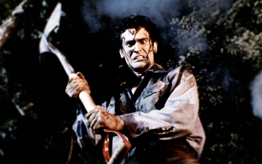 Bruce Campbell as Ash Williams in Evil Dead II - Alamy