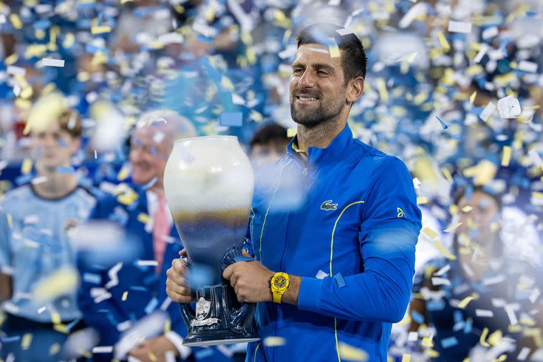 La copa en manos de Novak Djokovic 