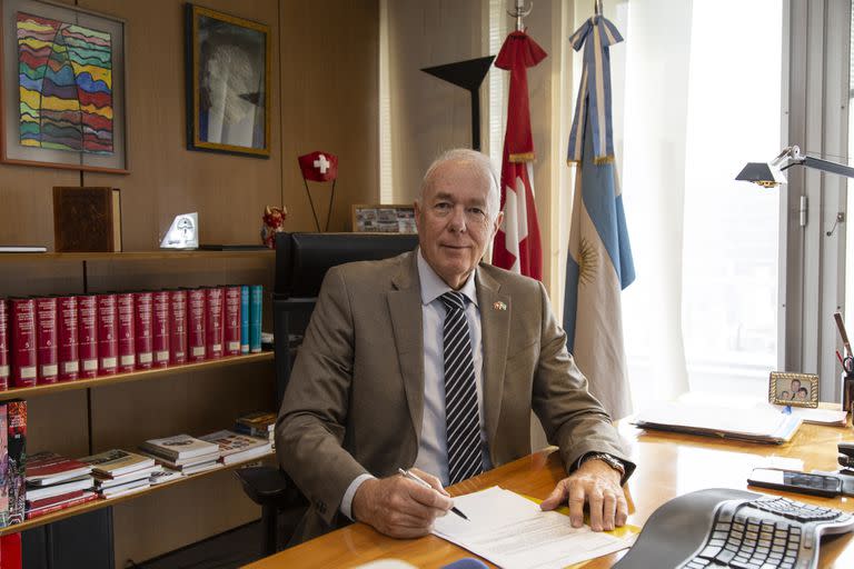 Hans-Ruedi Bortis en su oficina de la Embajada, ubicada a metros de la Plaza San Martín