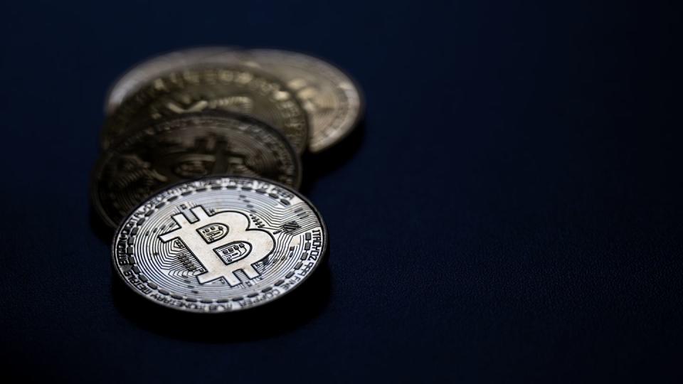 Preis für Bitcoin fällt nach Rekordhoch deutlich. (Bild: Hannes P Albert/dpa)