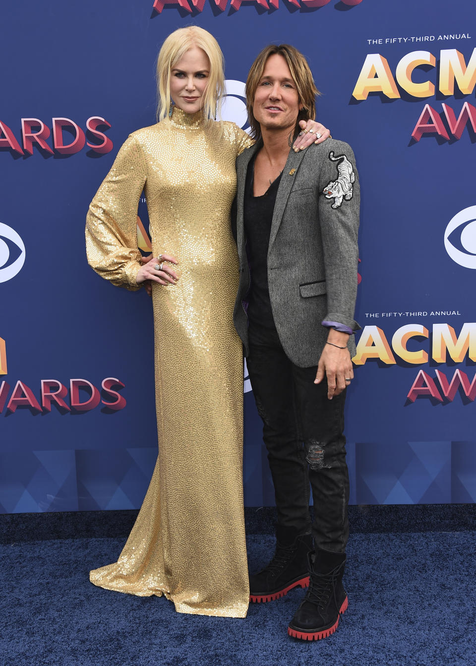 <p>Sie sorgten für Hollywood-Glamour auf dem roten Teppich: Nicole Kidman erschien zu den Country Music Awards im bodenlangen Pailletten-Kleid zusammen mit ihrem Gatten Keith Urban. Dessen Look harmonierte leider gar nicht mit der glamourösen goldenen Robe der Schauspielerin. Aber Gegensätze ziehen sich ja bekanntlich an. (Bild: Jordan Strauss/Invision/AP Photo) </p>