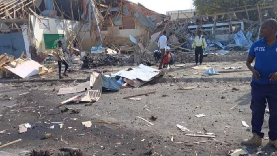 爆炸現場畫面傳出。（圖／翻攝自 Abdirizak Muhandas. 推特 @Abdiraz65642424）