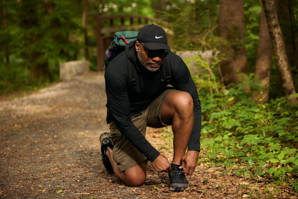 Un senderista se ata los zapatos en una ruta en Marietta, Georgia, el 19 de mayo de 2023. (Bee Trofort/The New York Times)