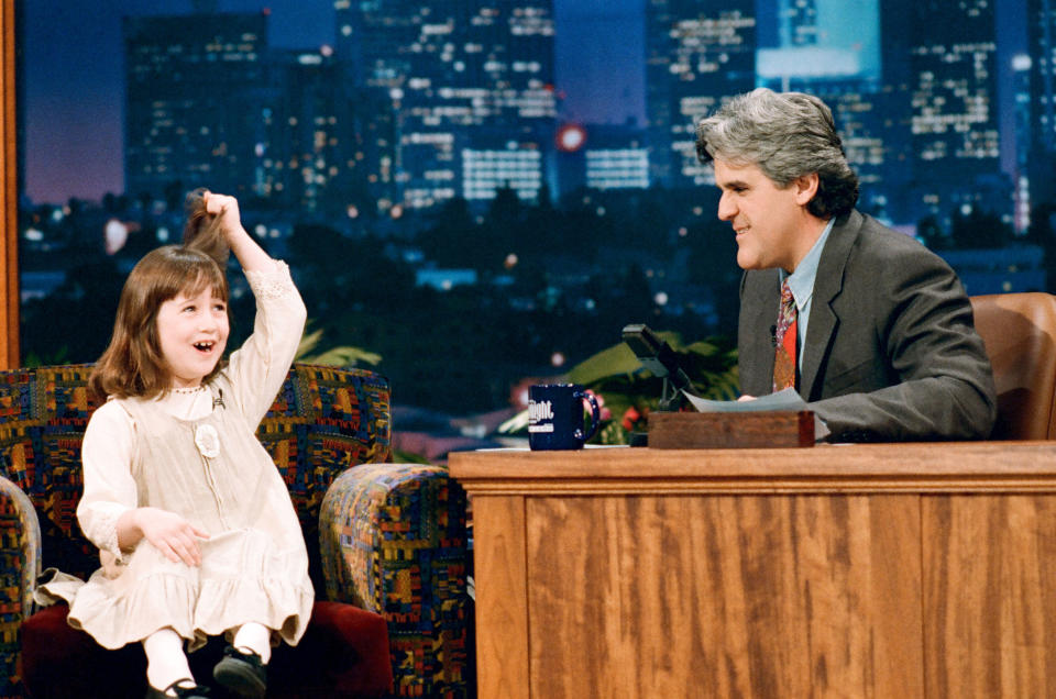 EL SHOW DE ESTA NOCHE CON JAY LENO -- Episodio 635 -- En la foto: (de izquierda a derecha) la actriz Mara Wilson durante una entrevista con el presentador Jay Leno el 17 de febrero de 1995 -- (Foto de: Margaret Norton/NBCU Photo Bank/NBCUniversal vía Getty Images vía Imágenes falsas)