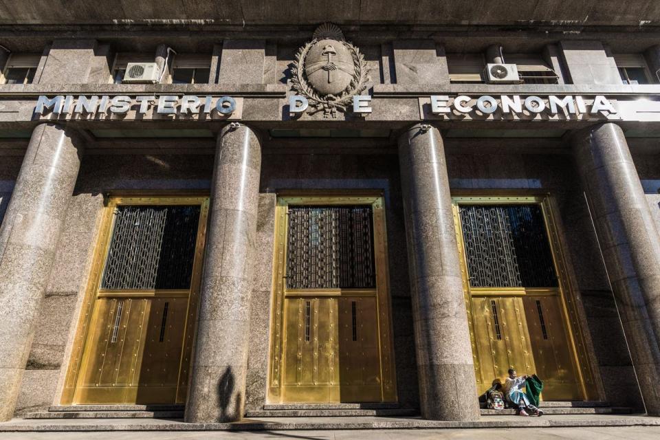 Economía logró refinanciar la deuda en pesos que le vence en la semana, pero sufrió el segundo recorte consecutivo en la demanda