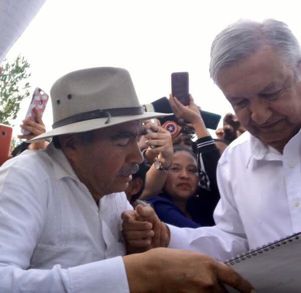 Esta foto no muestra a AMLO junto al abogado de 'los Chapitos', es un exalcalde guanajuatense