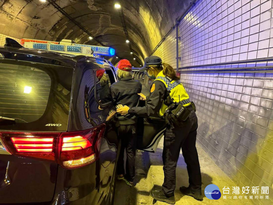 民眾受困隧道內，集集警即刻救援並護送返家。