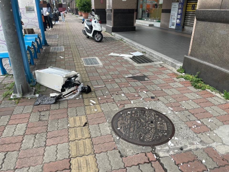 21歲黃姓女大生20日在板橋新埔捷運站附近等公車時，遭意外掉落的冷氣機砸中，傷重不治。   圖：林昀真/翻攝