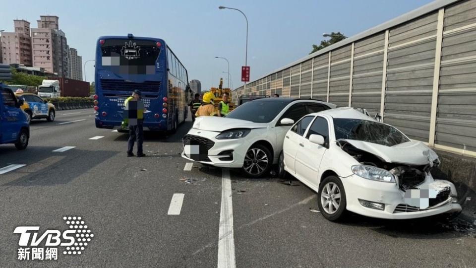 1台遊覽車及3台自小客車在匝道出口撞成一團。（圖／TVBS）