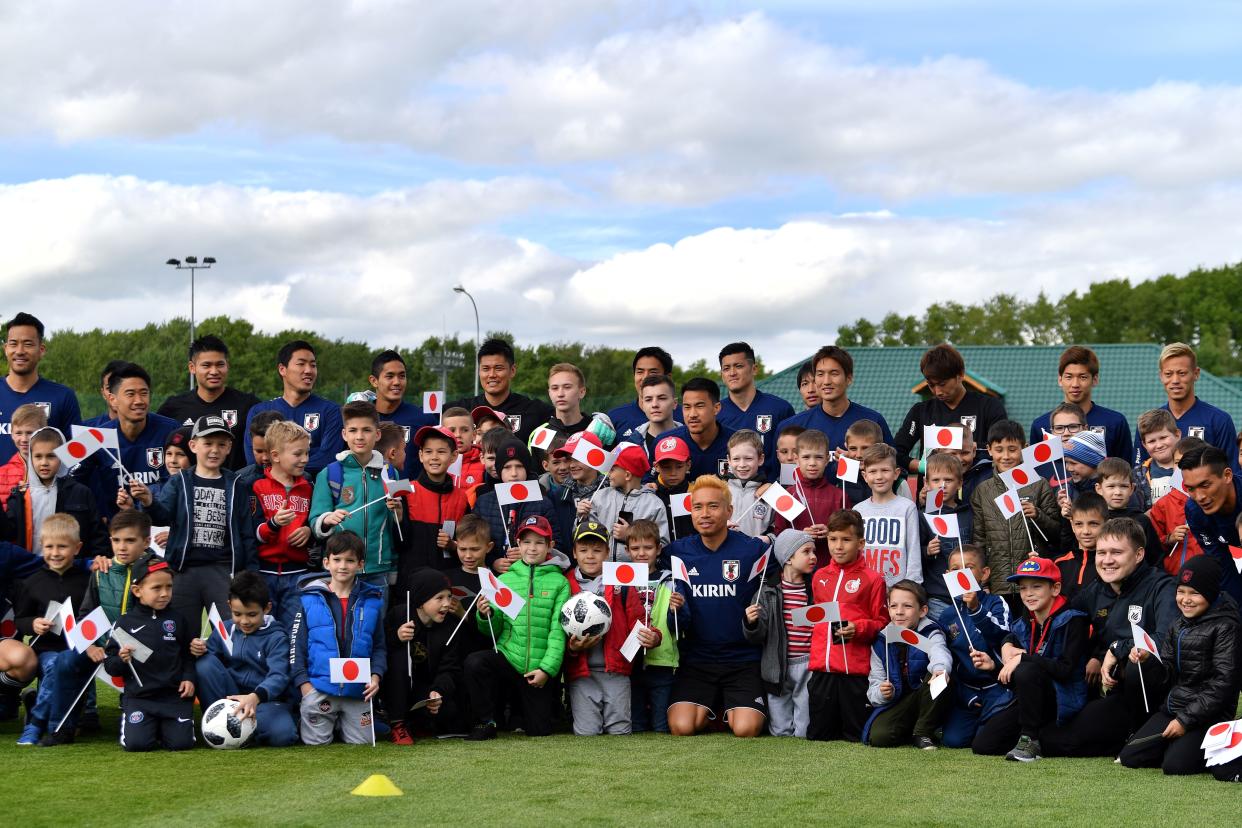 Futbolistas y niños japoneses. / Foto: Getty Images