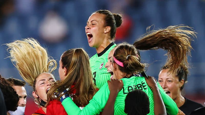 Foto del viernes de la canadiense Kailen Sheridan celebrando con sus compañeras la clasificación a las semifinales del torneo de fútbol femenino de los Juegos de Tokio.