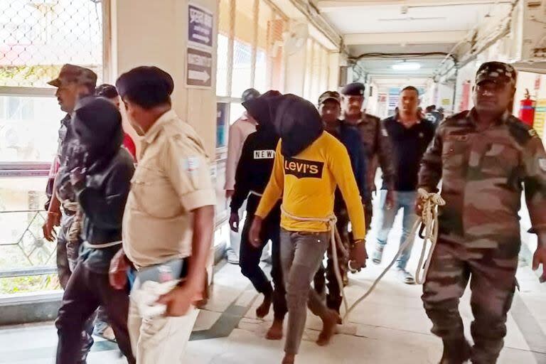 El personal de la policía escolta a hombres acusados de presuntamente haber llevado a cabo una agresión brutal contra una mujer española, hasta un tribunal de distrito en Dumka, en el estado indio de Jharkhand